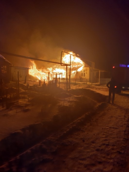 Пожар 4 буквы. Пожар посёлок Межевой Саткинский район. Лесные пожары. Поселок вечером. Пожарные Челябинск.