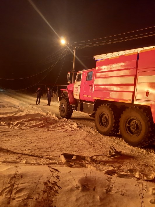 Пожар 4 буквы. Пожар посёлок Межевой Саткинский район. Новые пожарные машины в Саткинском районе. Пожар на стоянке в посëлке Лесной Рязанская область.